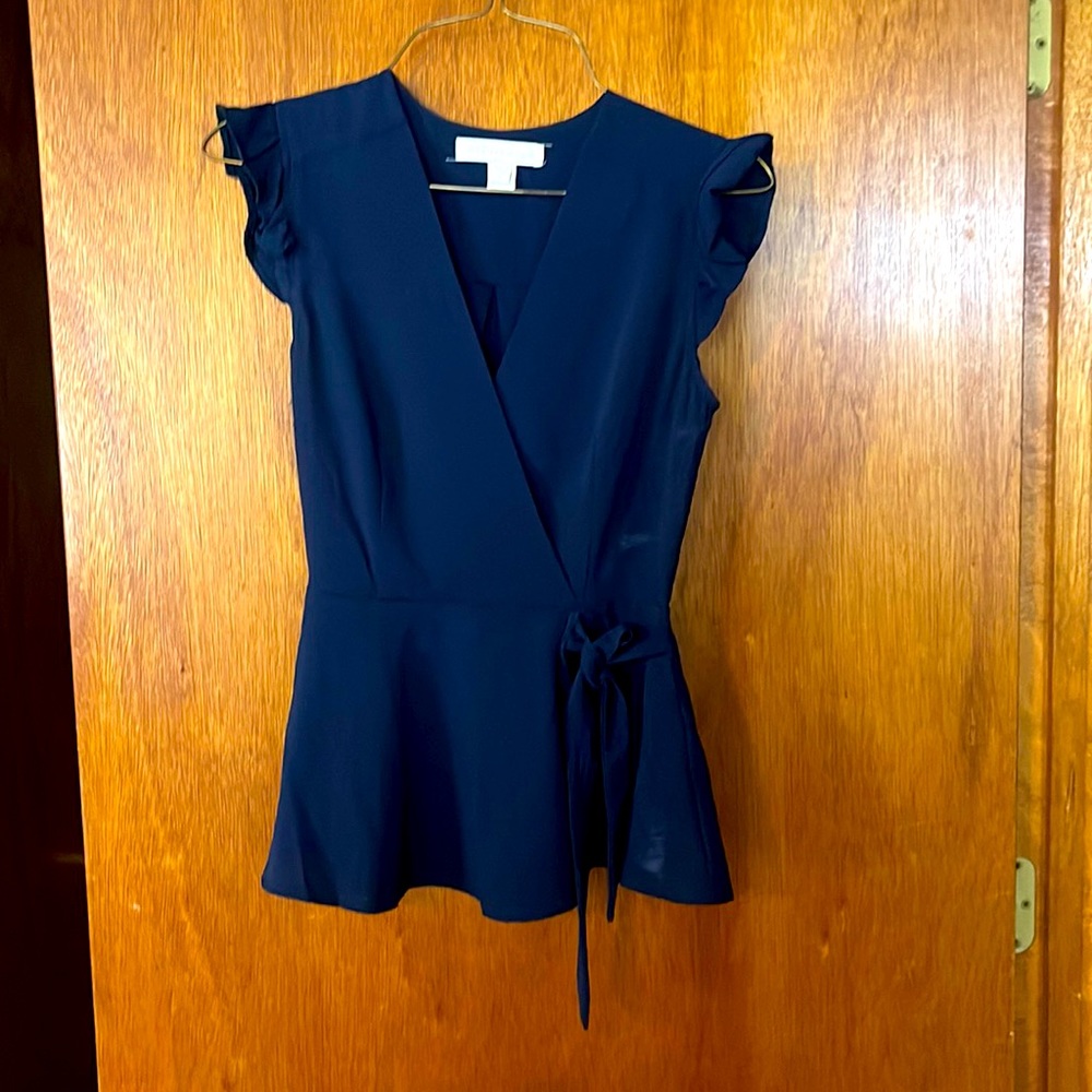 Very flattering blouse, side tie knot with cap sleeves